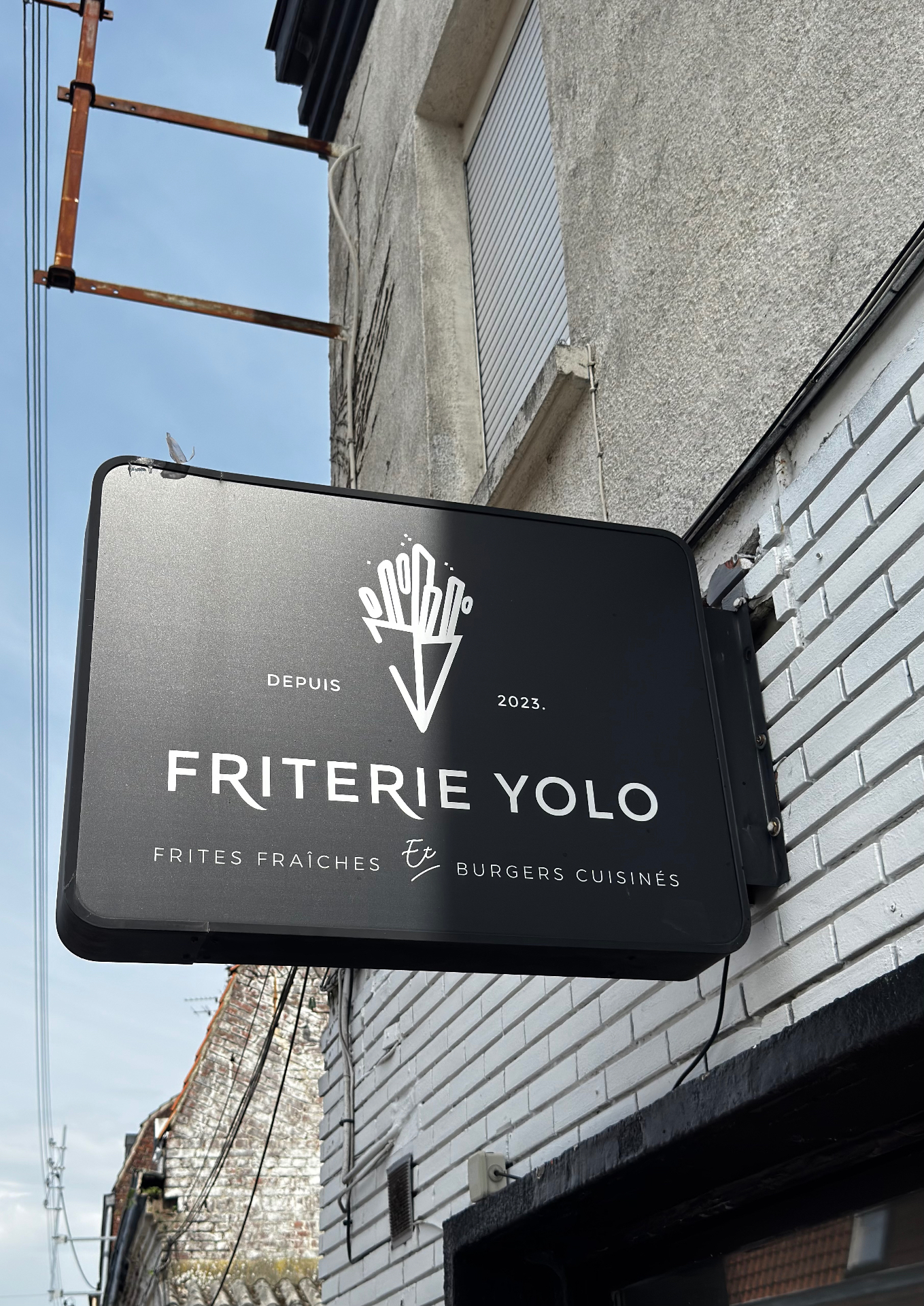 Enseigne de la Friterie Yolo à Lezennes — Depuis 2023, frites fraîches et burgers cuisinés
