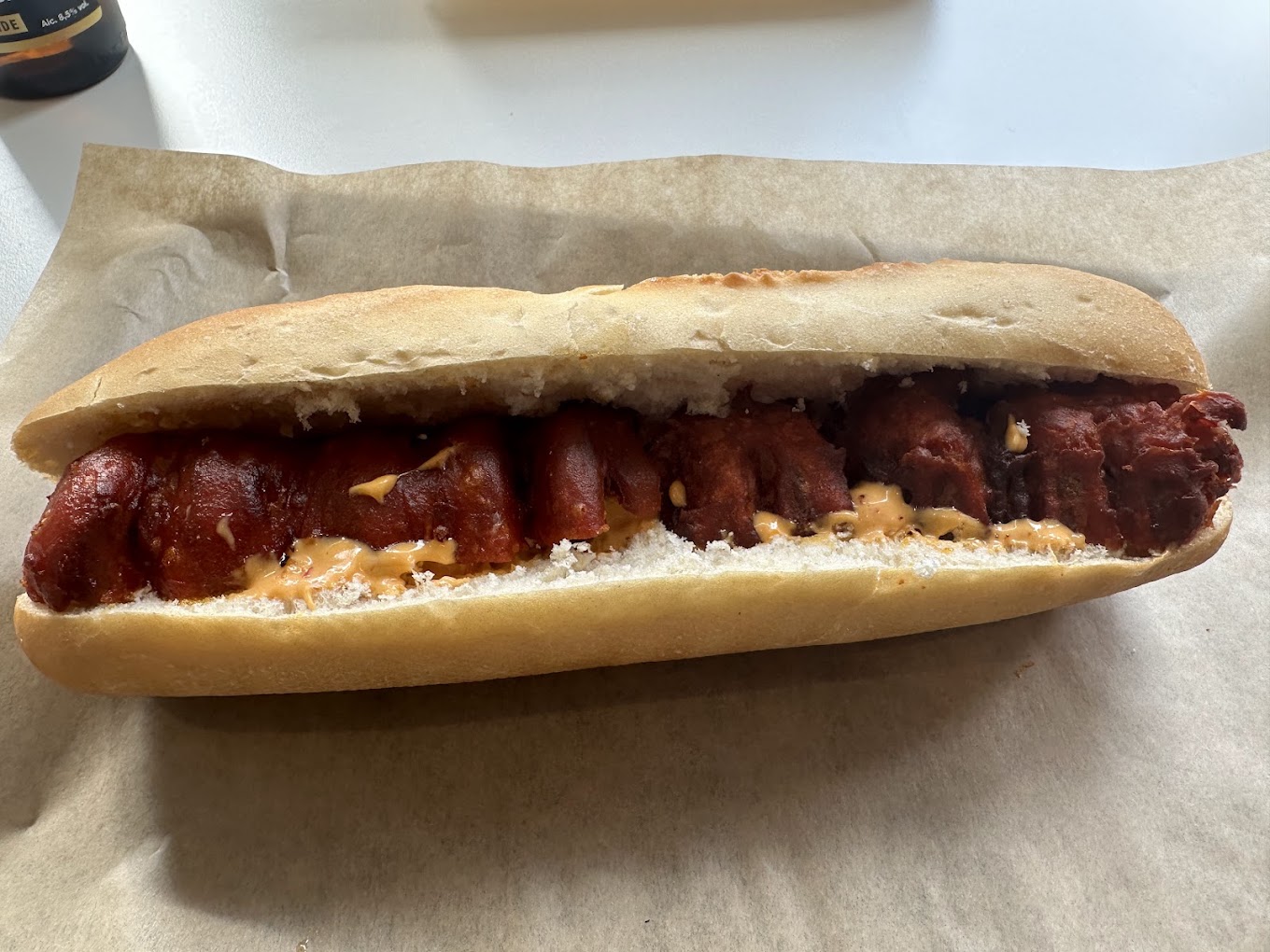 Sandwich merguez généreux et sauce maison Yolo