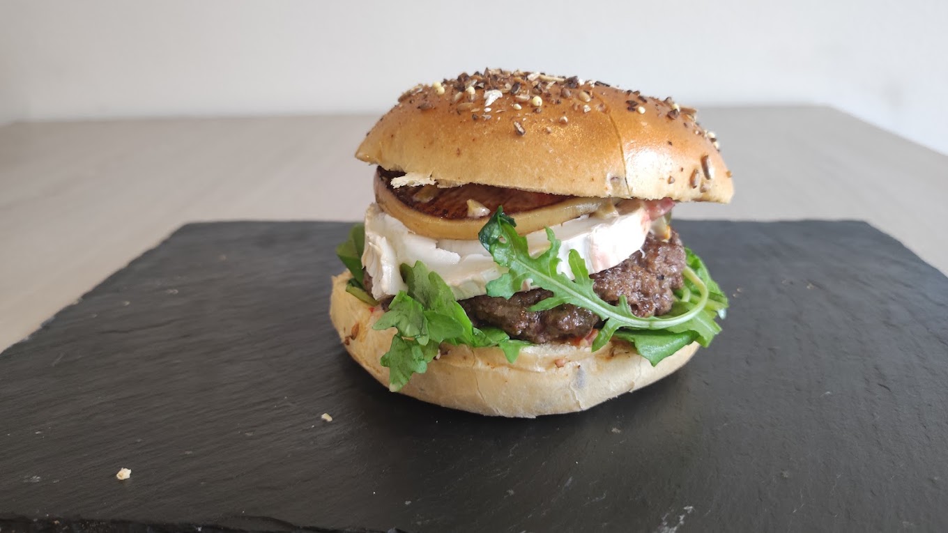 Burger boeuf, chèvre, roquette et figue de la Friterie Yolo